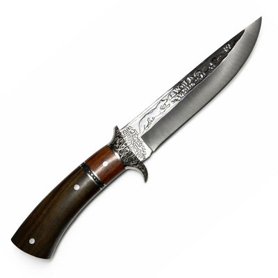 Cuchillo bowie con hoja grabada, mango de madera y funda