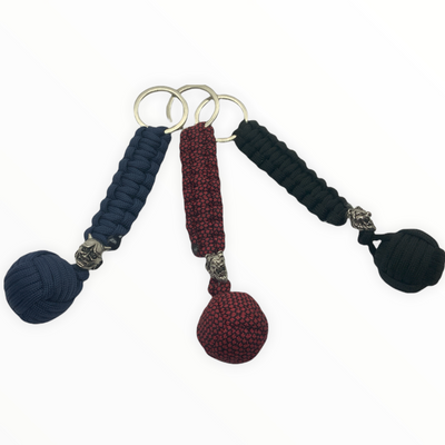 Llavero puno de mono tejido en cuerda paracord