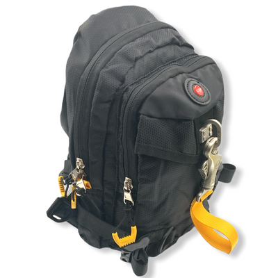 Mochila con gancho de seguridad y cierre en correas para transportar equipo
