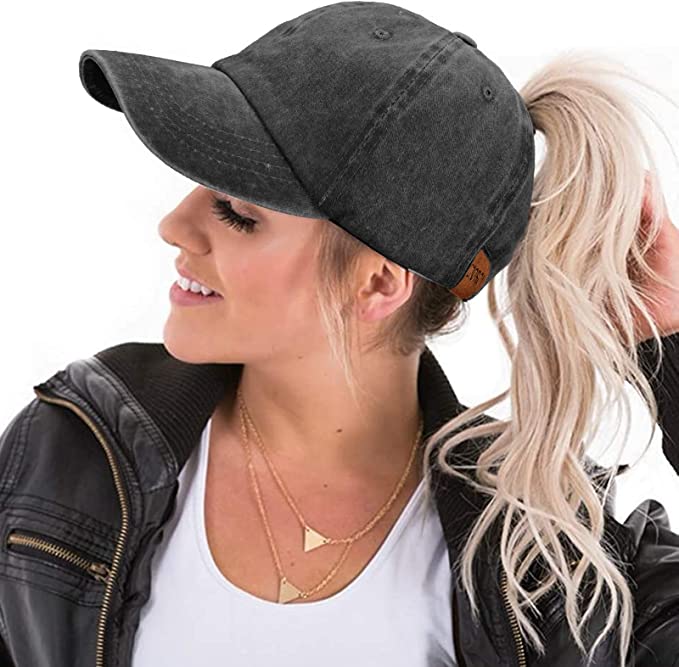Gorra deportiva para mujer con abertura para cola de caballo en color rosa