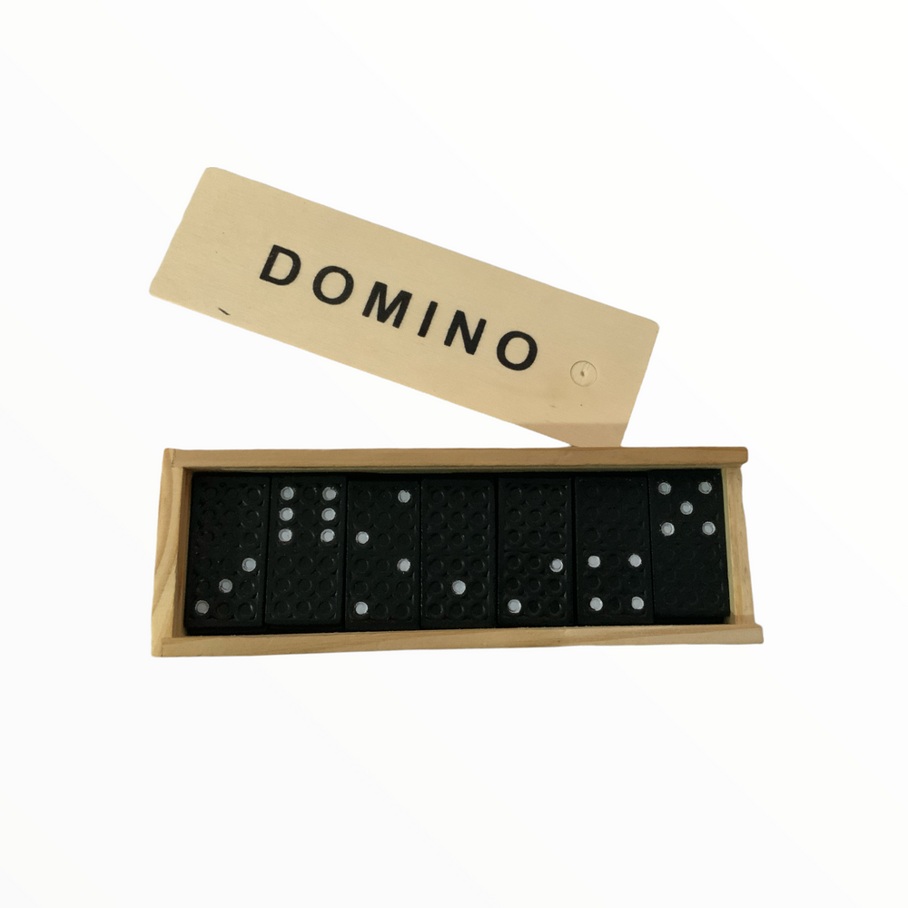 Mini dominó guardado en caja de madera para juego familiar