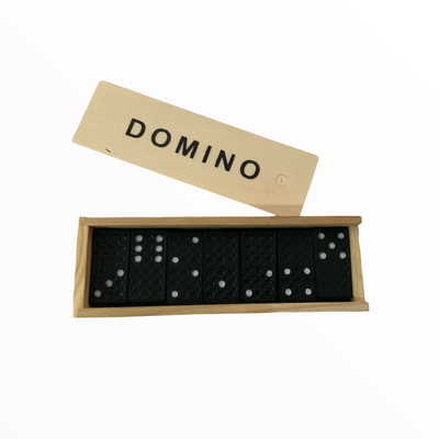 Mini dominó guardado en caja de madera para juego familiar