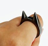 Anillo de autodefensa de acero inoxidable en color negro y plata — imagen 2 de 4