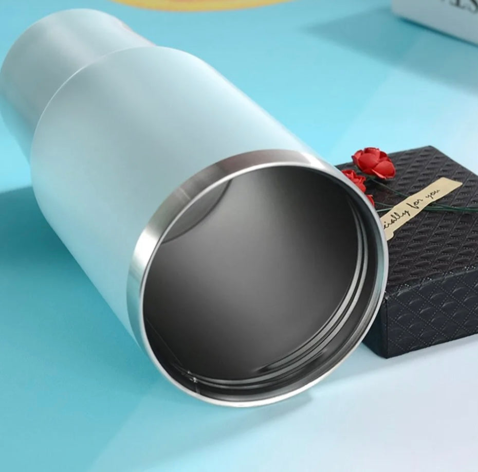 Termo de acero inoxidable con capacidad de 900 mililitros