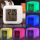 Reloj despertador digital en forma de cubo con luz de colores — imagen 1 de 4
