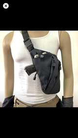 Mochila pushpack sobaquera slim para uso diario en color caqui — imagen 7 de 8