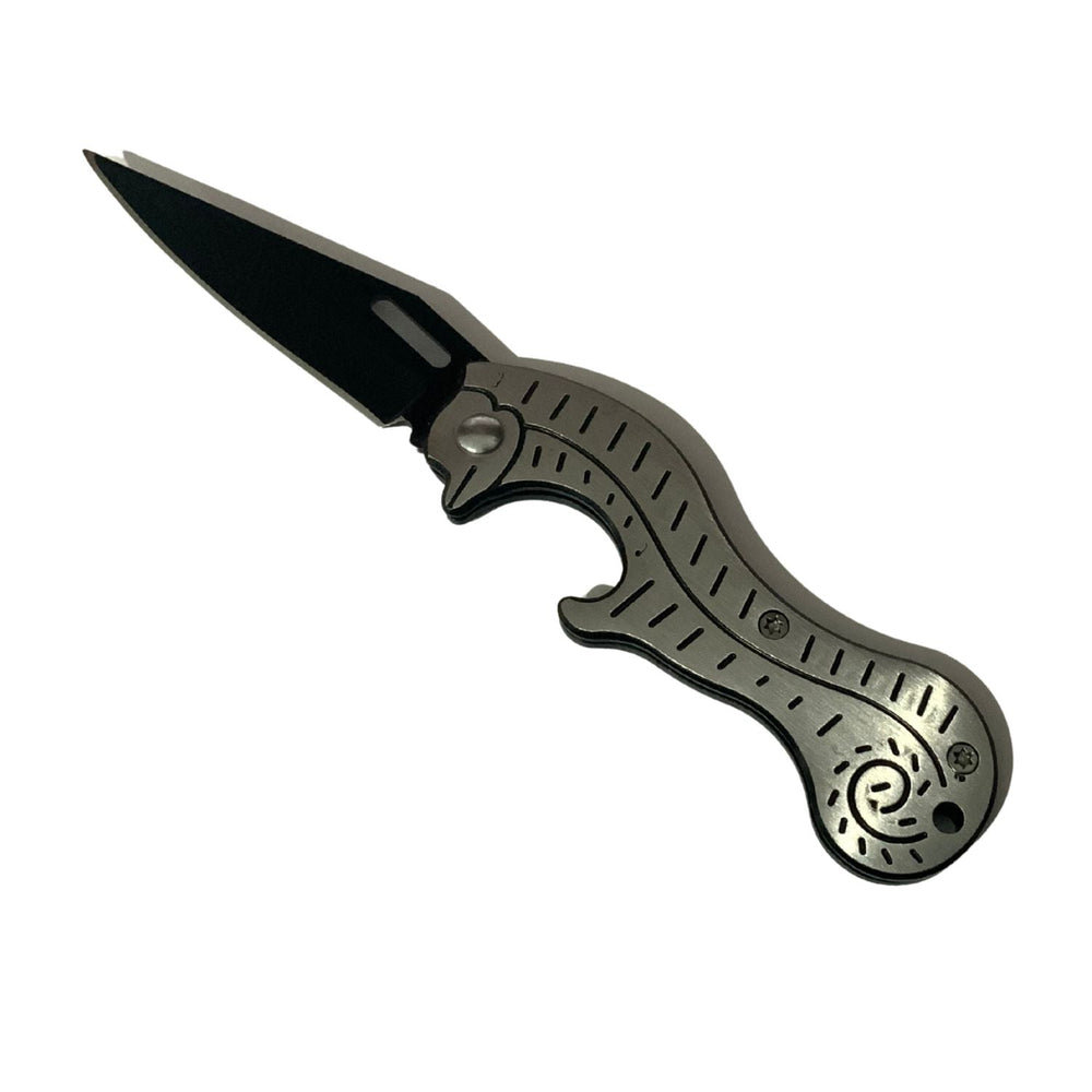 Navaja compacta con grabado decorativo y destapador integrado