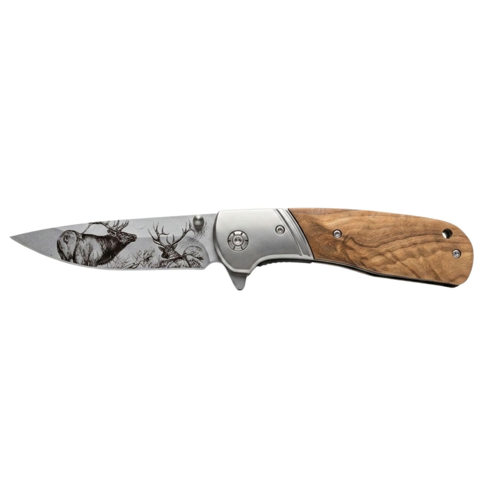 Navaja plegable con mango de madera natural y hoja grabada con figura de venado