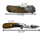 Navaja plegable con mango de madera natural y hoja grabada con figura de venado — imagen 2 de 3