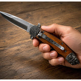 Navaja EDC plegable con mango tipo madera y detalle cabeza de león — imagen 3 de 3