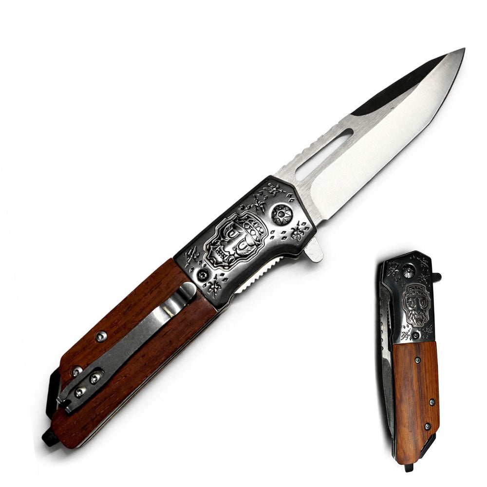 Navaja plegable con grabado de calavera y mango de madera