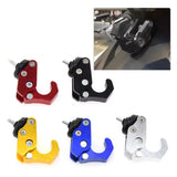 Gancho porta casco de aluminio CNC instalado en el manubrio de una motocicleta — imagen 5 de 8