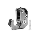 Gancho porta casco de aluminio CNC instalado en el manubrio de una motocicleta — imagen 4 de 8