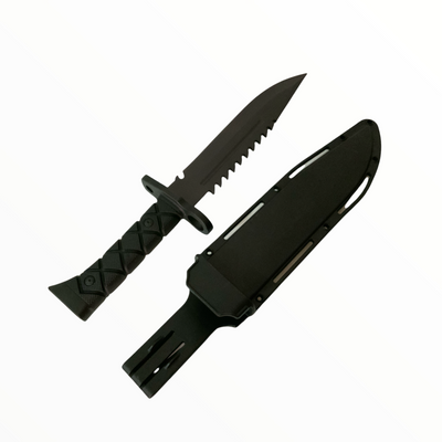 Cuchillo largo con sierra en el lomo de la hoja y funda