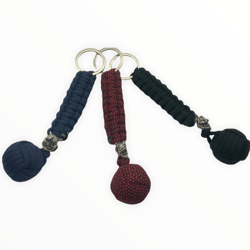 Llavero puno de mono tejido en cuerda paracord