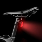 Luz trasera recargable instalada en la tija de asiento de una bicicleta — imagen 5 de 5