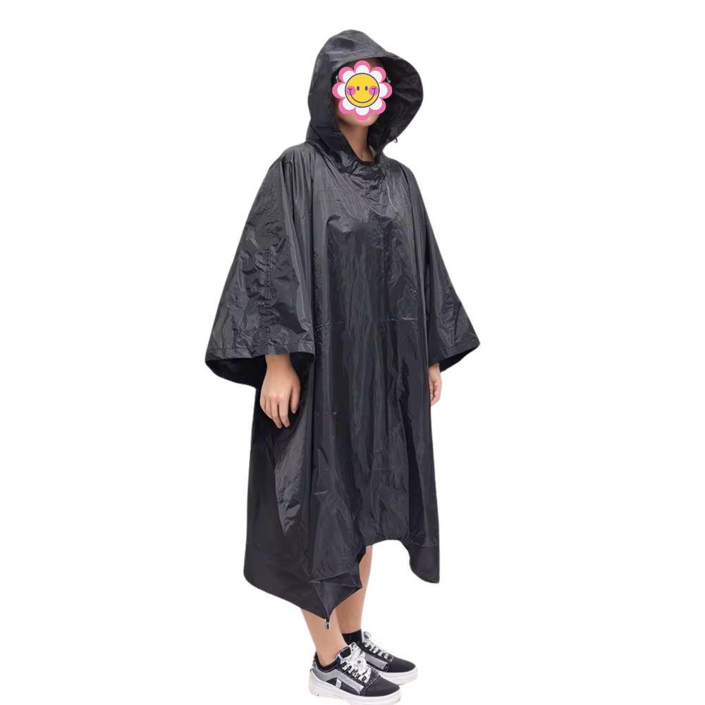 Poncho impermeable negro con capucha y detalles reflejantes