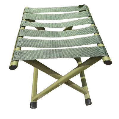 Banquito plegable militar verde con estructura metálica y cintas de nylon reforzadas