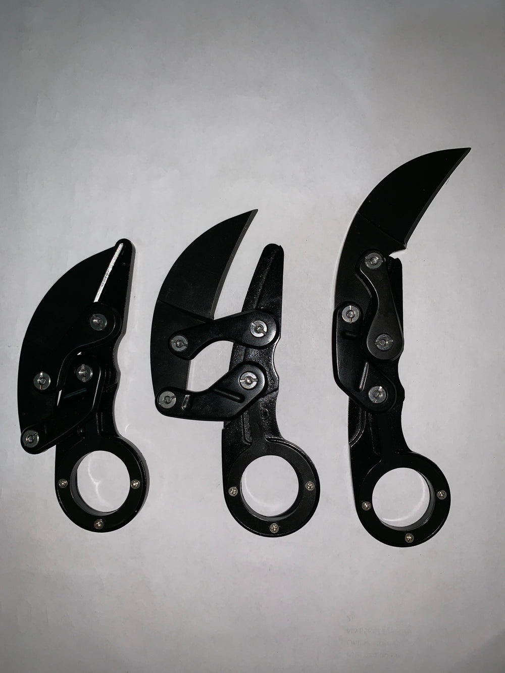 Cuchillo tipo karambit retráctil con hoja que se guarda en el mango