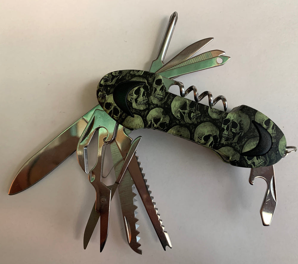 Navaja multiuso compacta con estampado de calaveras