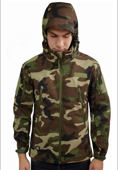 Chamarra táctica impermeable piel de tiburón en color verde camuflaje
