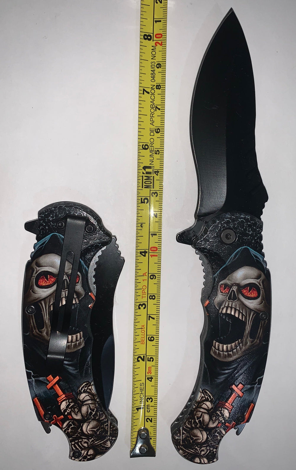 Navaja grabada de 22 cm con clip y función destapador