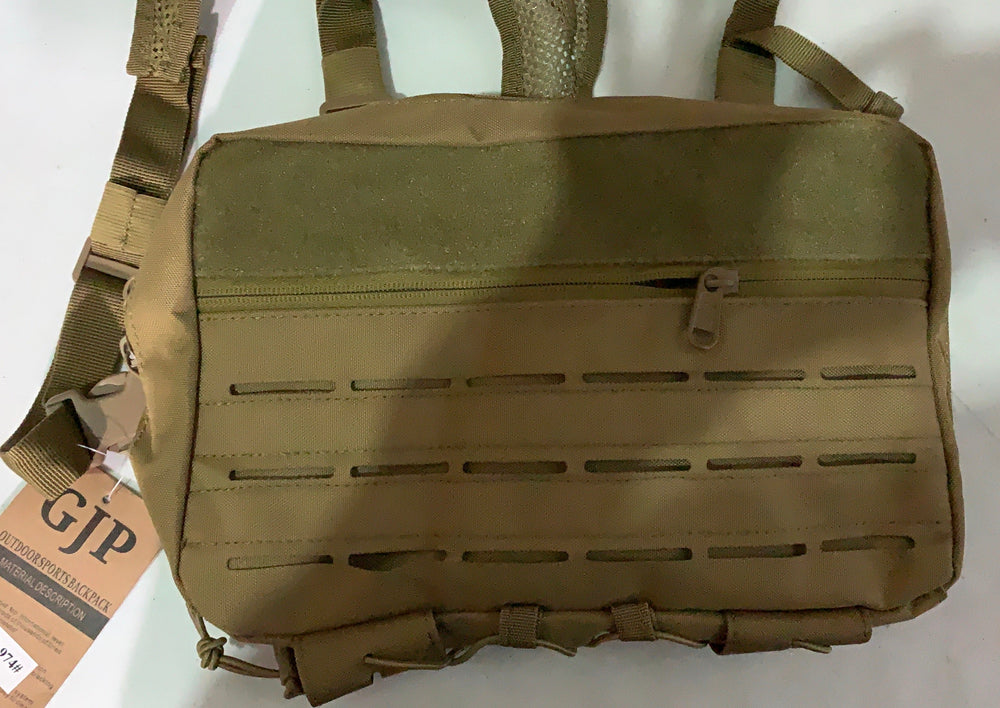 Chest bag táctico caqui de 5 litros con compartimento porta armas