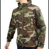 Chamarra táctica impermeable piel de tiburón en color verde camuflaje — imagen 2 de 4