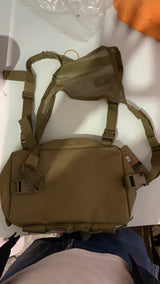 Chest bag táctico caqui de 5 litros con compartimento porta armas — imagen 4 de 10
