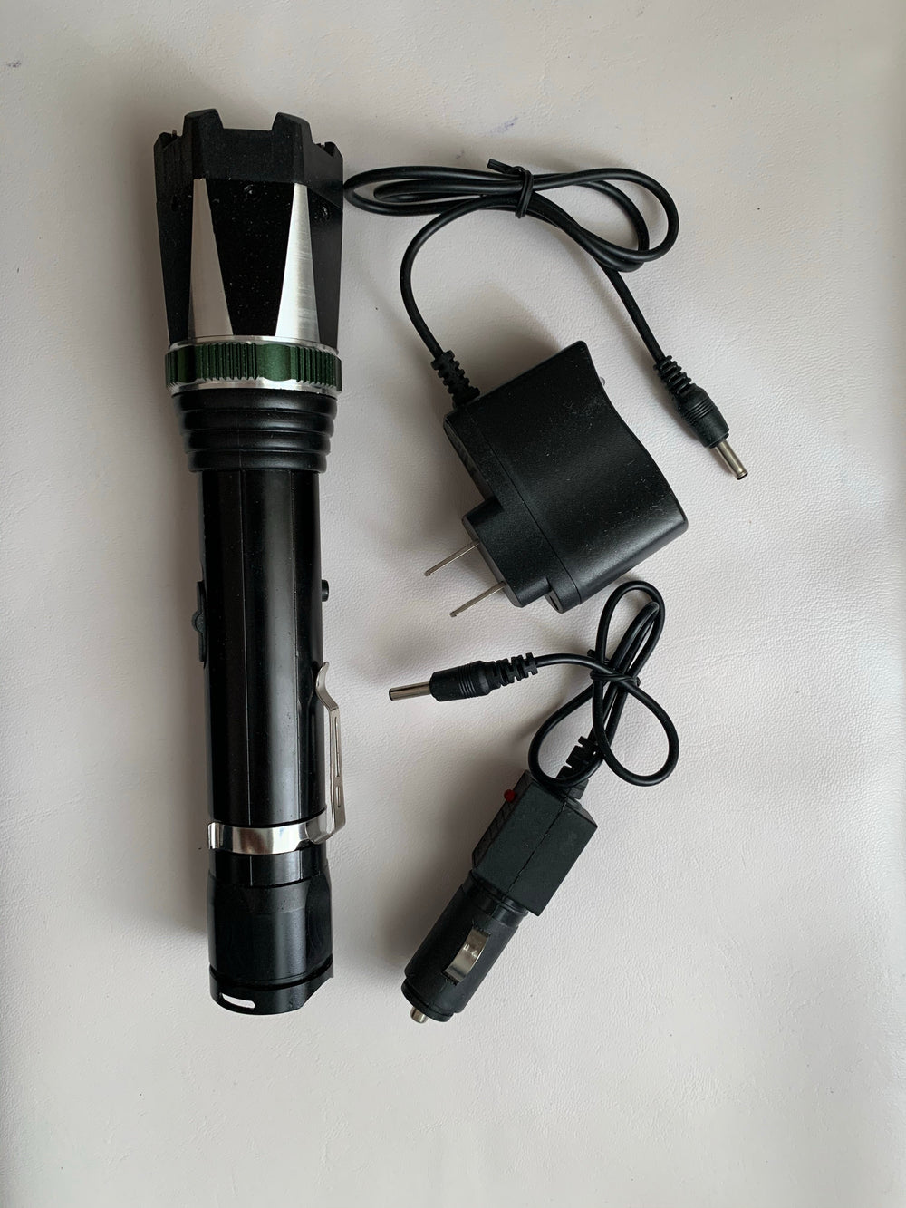 Lámpara taser de 2000 lúmenes con zoom y pila recargable 18650