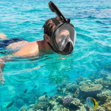 Persona haciendo snorkel en un arrecife con máscara de snorkel integral de cara completa — imagen 5 de 5