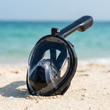 Máscara de snorkel integral negra sobre la arena de la playa — imagen 4 de 5